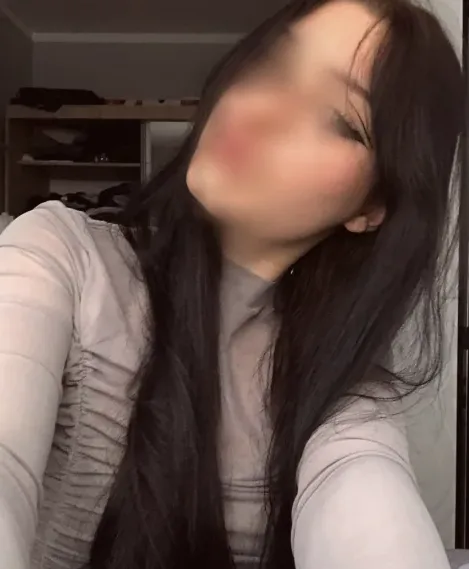 Daniela, 20