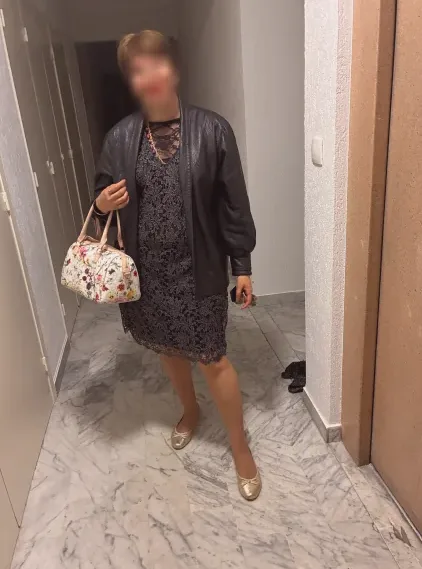 Lilly, 37