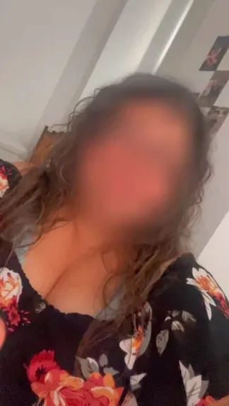 Lucia, 33