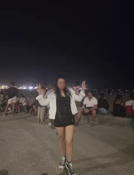 Manuela, 37